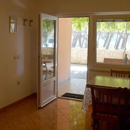 Apartment House Uljana - Two Bedroom With Terrace 2 *
