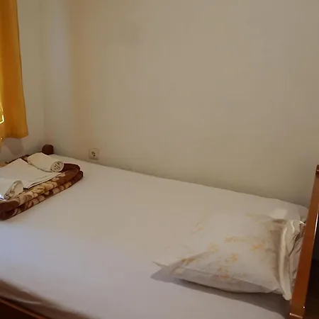 Apartment House Uljana - Two Bedroom With Terrace 2 Zuljana